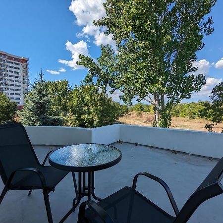 Horizon View Villa - Lakefront Terrace Suite Bukarest Exteriör bild