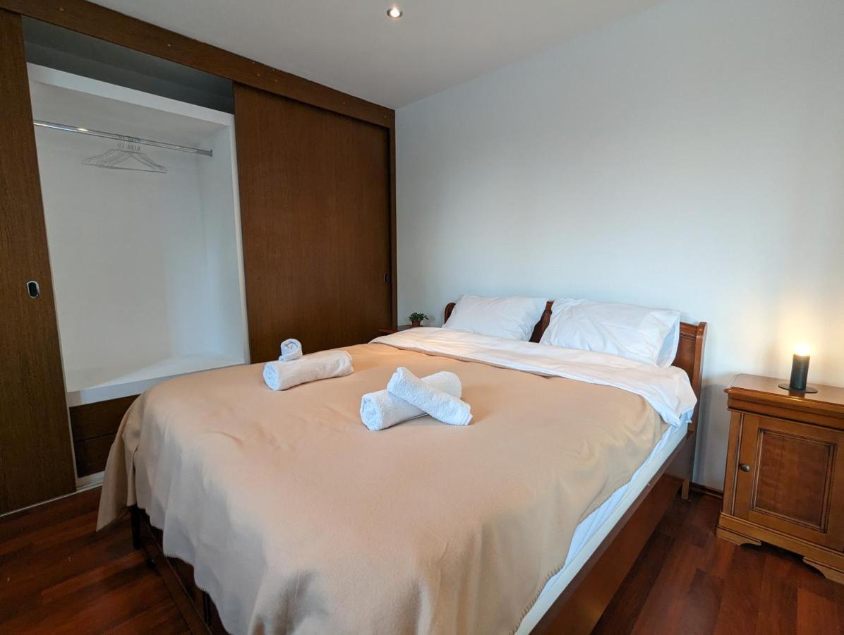 Horizon View Villa - Lakefront Terrace Suite Bukarest Exteriör bild