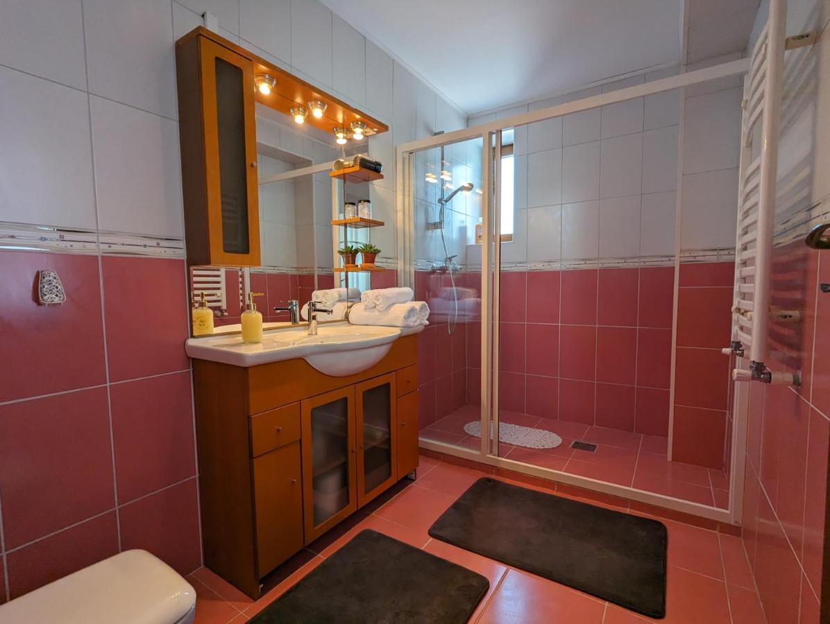 Horizon View Villa - Lakefront Terrace Suite Bukarest Exteriör bild