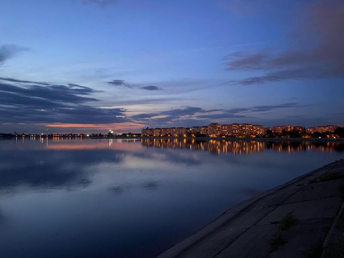 Horizon View Villa - Lakefront Terrace Suite Bukarest Exteriör bild