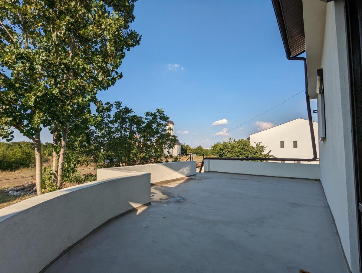 Horizon View Villa - Lakefront Terrace Suite Bukarest Exteriör bild