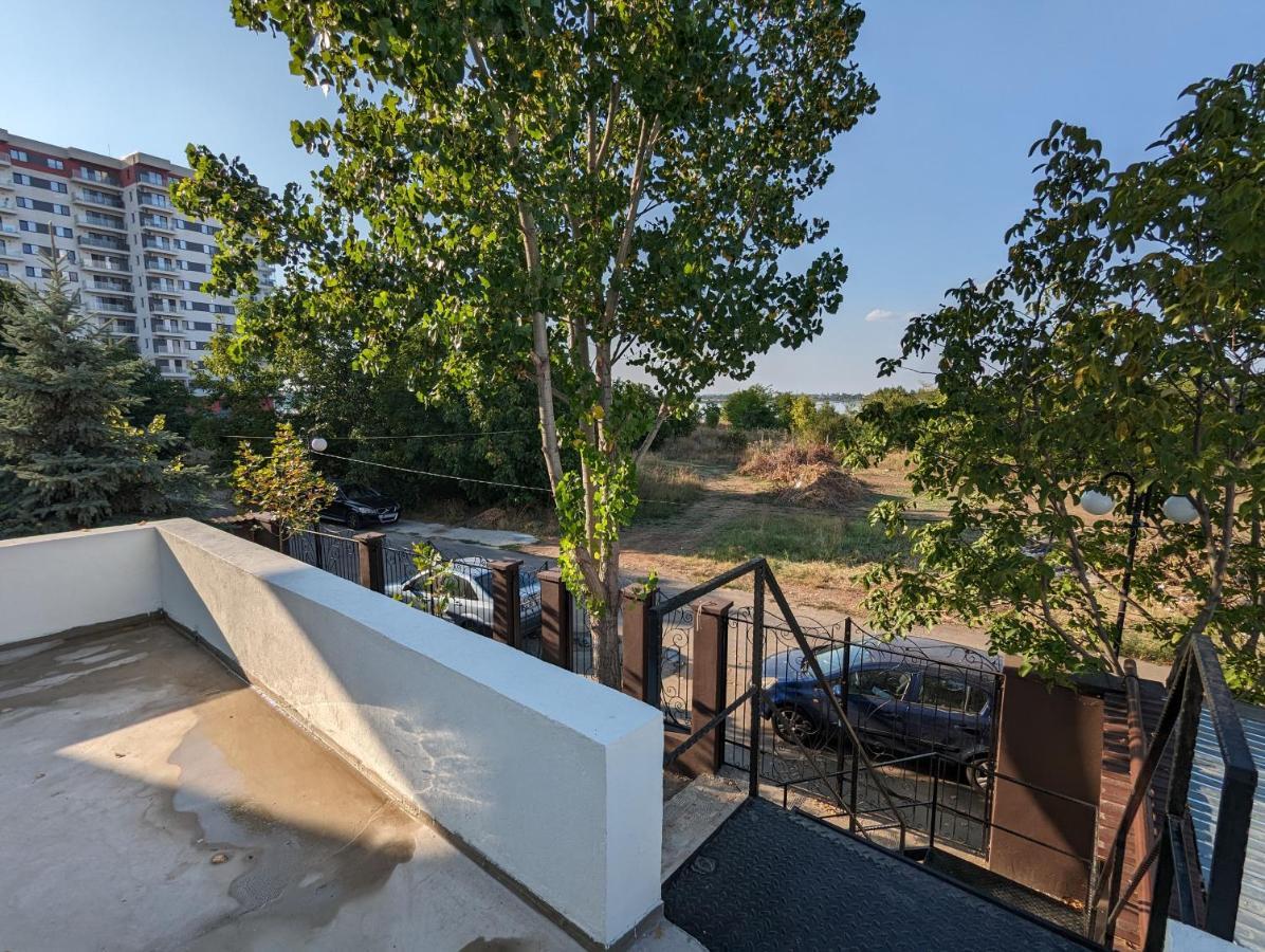 Horizon View Villa - Lakefront Terrace Suite Bukarest Exteriör bild