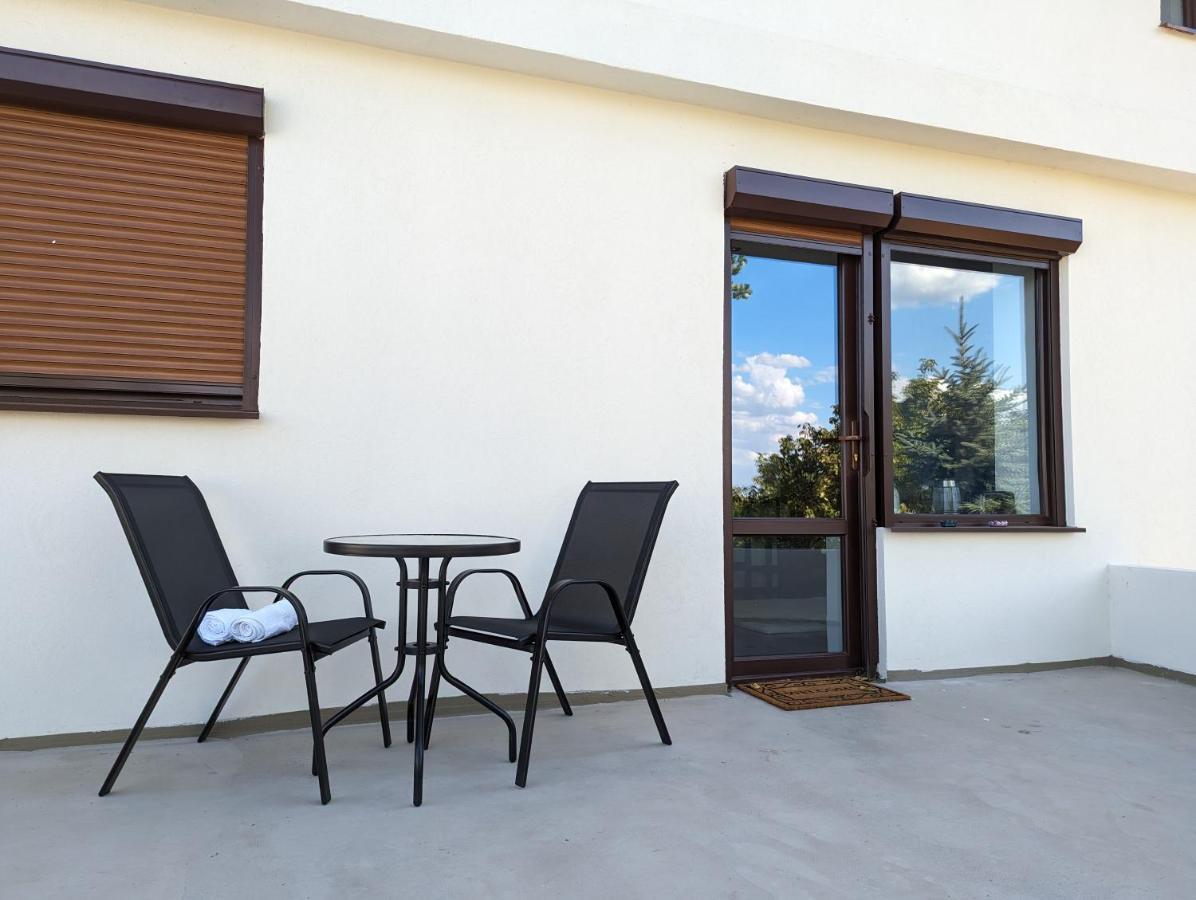 Horizon View Villa - Lakefront Terrace Suite Bukarest Exteriör bild