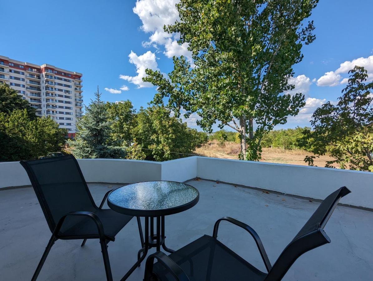 Horizon View Villa - Lakefront Terrace Suite Bukarest Exteriör bild